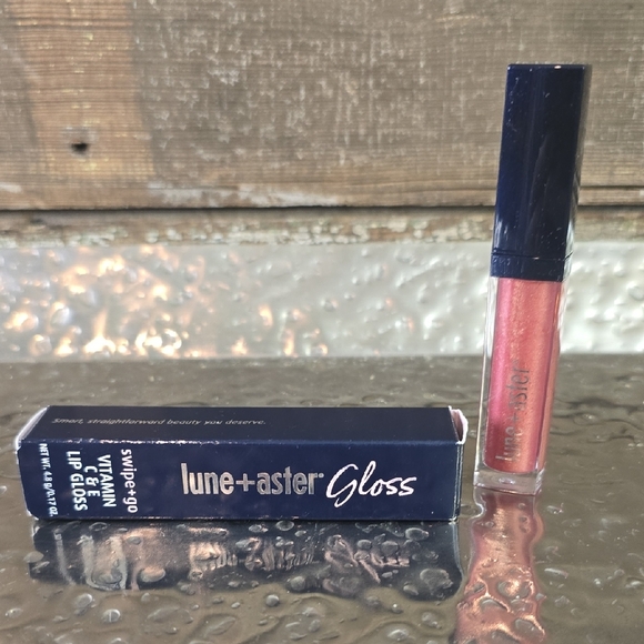 Lune + Aster Vitamin C Lip Gloss - Shimmering Pink In Change Maker - Picture 1 of 3